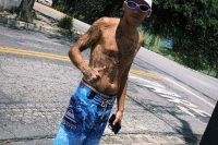 Garoto tatuado